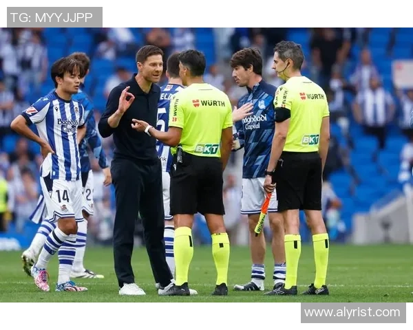 友谊赛精彩对决那不勒斯与皇马战成平局逆转瞬间引发全场热烈反响