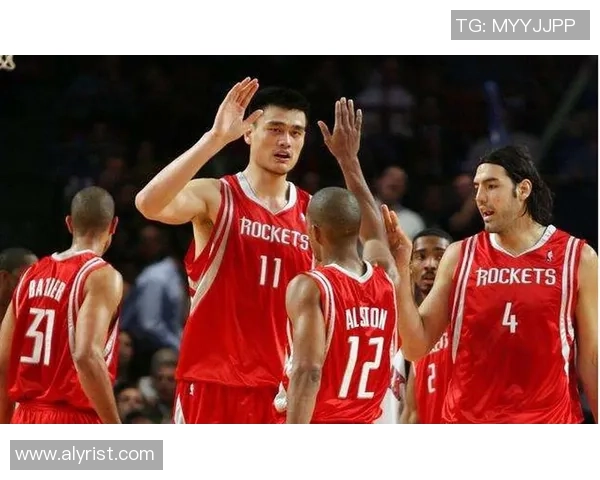 詹姆斯与姚明携手共度篮球时光展现友谊与合作的力量 詹姆斯与姚明携手共度篮球时光展现友谊与合作的力量