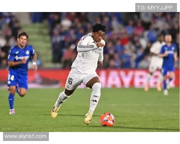 世界杯冷门：里昂与曼城战平补时进球引发全场狂欢